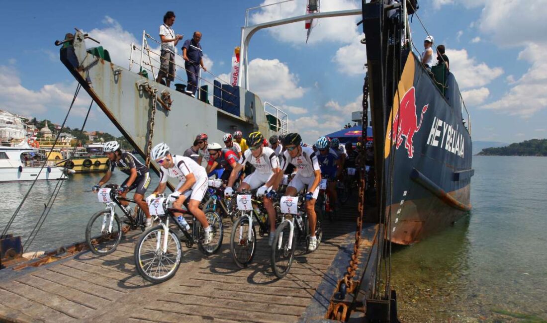 Red Bull tarafından düzenlenen 'Geç kalma' etkinliği bisiklet tutkunlarını Adalar'a
