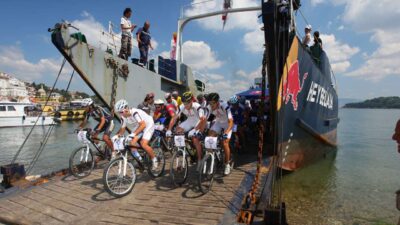 Red Bull tarafından düzenlenen 'Geç kalma' etkinliği bisiklet tutkunlarını Adalar'a