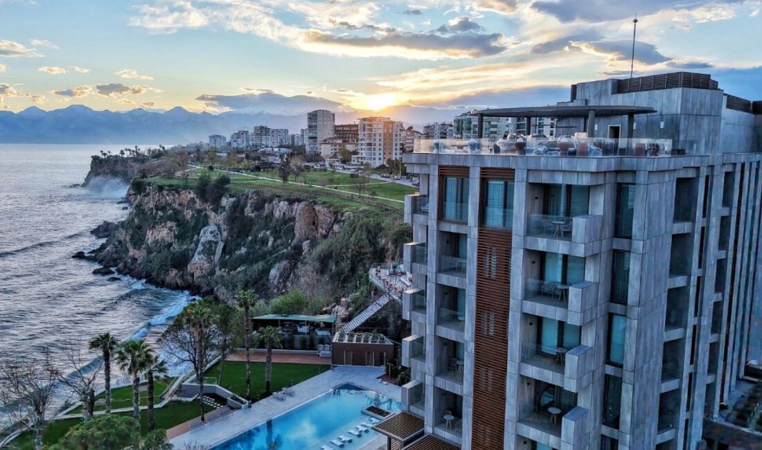 Antalya Güzeloba’da konumlanan Keyla Hotel & Beach, Mayıs 2026’da kapılarını