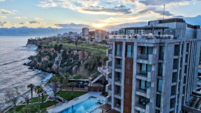 Antalya Güzeloba’da konumlanan Keyla Hotel & Beach, Mayıs 2026’da kapılarını