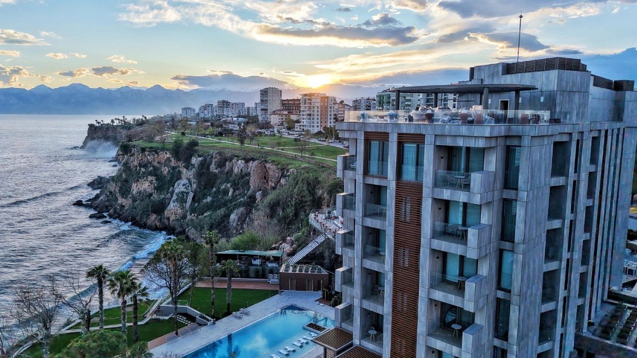 Antalya Güzeloba’da konumlanan Keyla Hotel & Beach, Mayıs 2026’da kapılarını