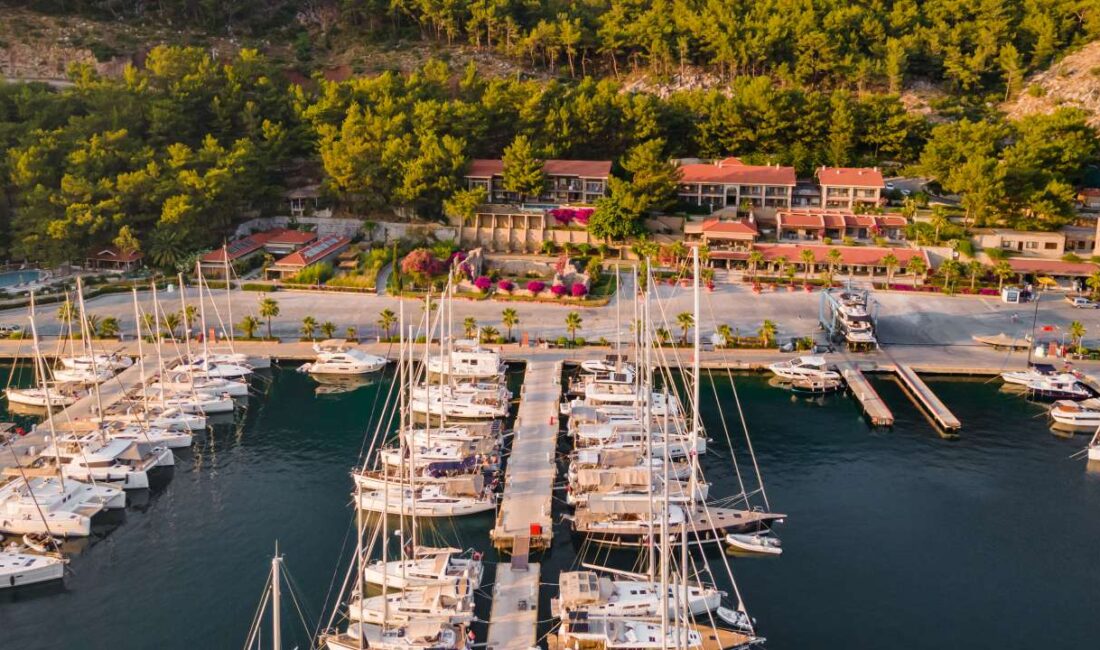 Hisarönü Körfezi’nin el değmemiş doğasında konumlanan Martı Hemithea Hotel, wellness,