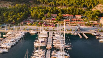 Hisarönü Körfezi’nin el değmemiş doğasında konumlanan Martı Hemithea Hotel, wellness,