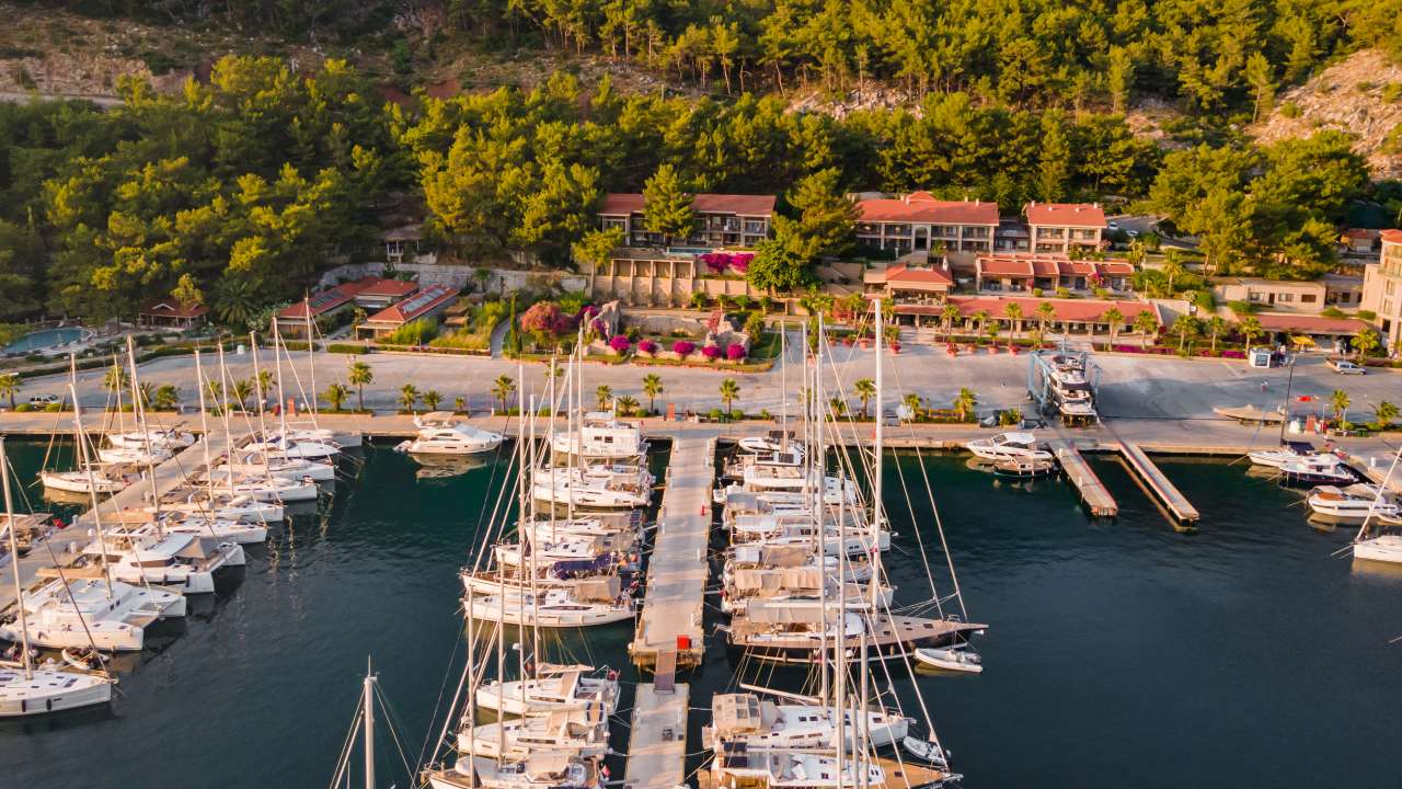 Hisarönü Körfezi’nin el değmemiş doğasında konumlanan Martı Hemithea Hotel, wellness,