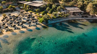 Bodrum Cennet Koyu'nda tarihi zeytin ağaçları arasında konumlanan The Casa